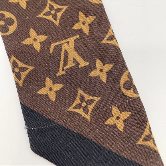 Auth LOUIS VUITTON Monogram
Leopard Print Silk Bandeau Scarf - Picture 9 of 16